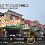 A real estate marketing photo showing the exterior of a modern 2.5-story terrace house at Taman Suria Tropika, Seri Kembangan, with a "FULLY FURNISHED" graphic overlay and a real estate agent (Jason Lii) pointing to the deal. Icons indicate 3000 sqft+, 5+1 bedrooms, 4 bathrooms, and 2 parking lots.